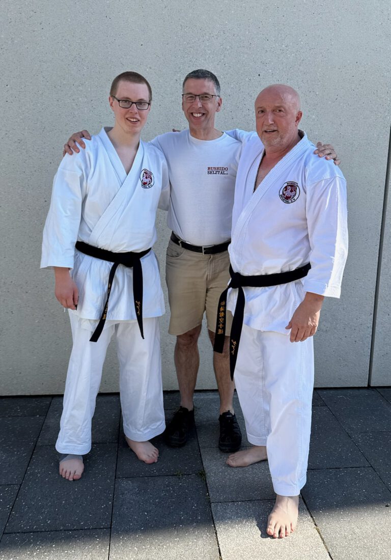 Unsere neue DAN - Träger Patrick (R) und Sven (L) mit Sensei und Mentor Gerd (Mitte)